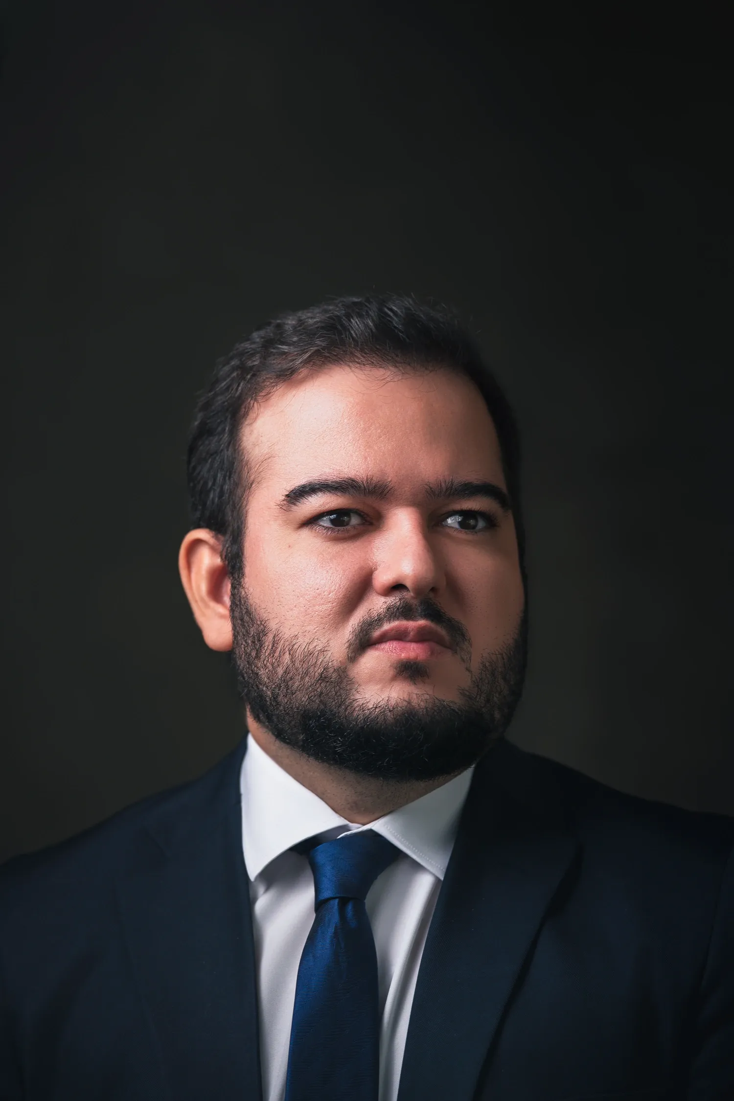 Dr. Samuel Alves em procedimento, com gorro cirúrgico da própria marca