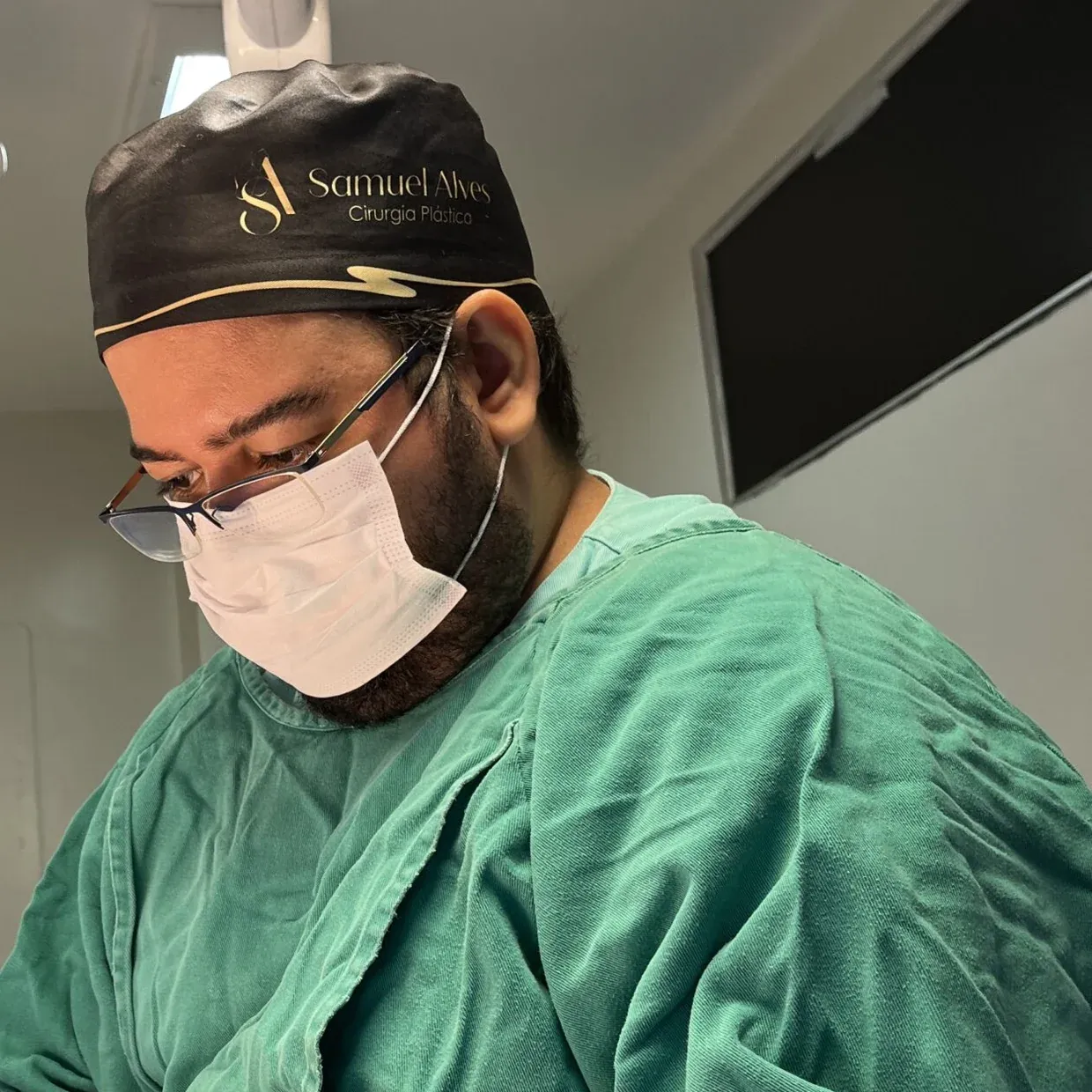 Dr. Samuel Alves em procedimento, com gorro cirúrgico da própria marca
